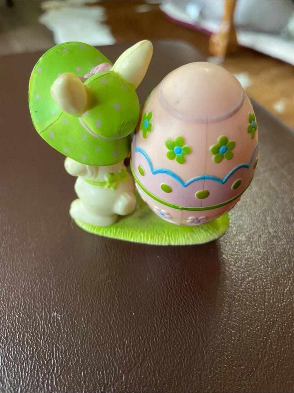 VTG EASTER plastic BUNNY RABBIT w EGG 2-3/4